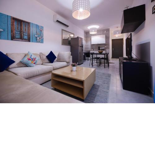Direct to the Pool 2BR Getaway in Einbay