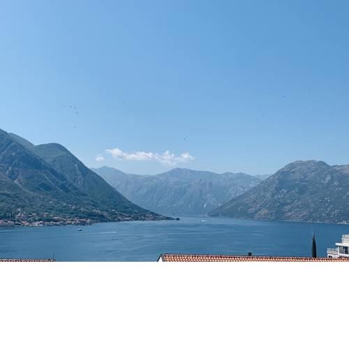Dobrota...Sunny 2BDRM with terrace & free parking