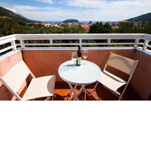 Dom Apartments