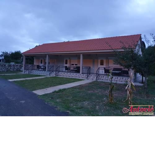 Domaćinstvo-apartmani Antović