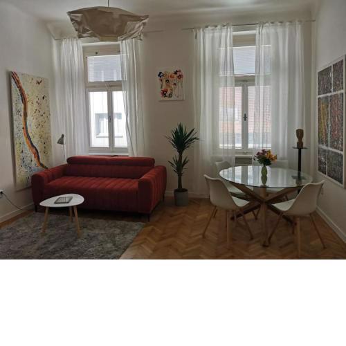 Downtown 2 BDR Charm:walk to all attractions