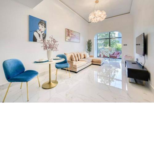 Downtown Beautiful 1bed with outdoor Garden