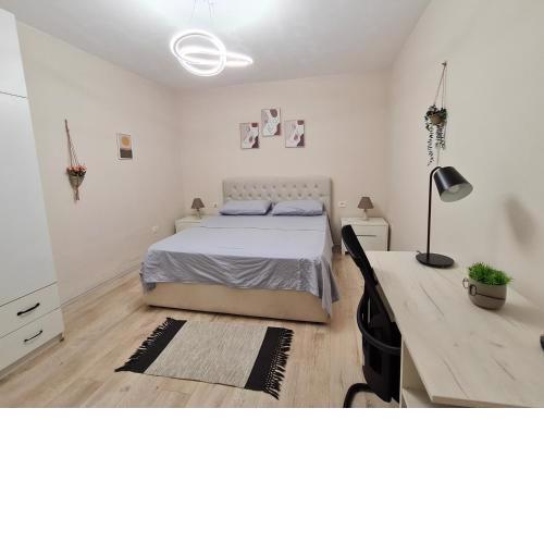 Downtown Boulevard apartment with a cute balcony!