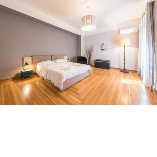 Downtown Central Family Apartment for 6