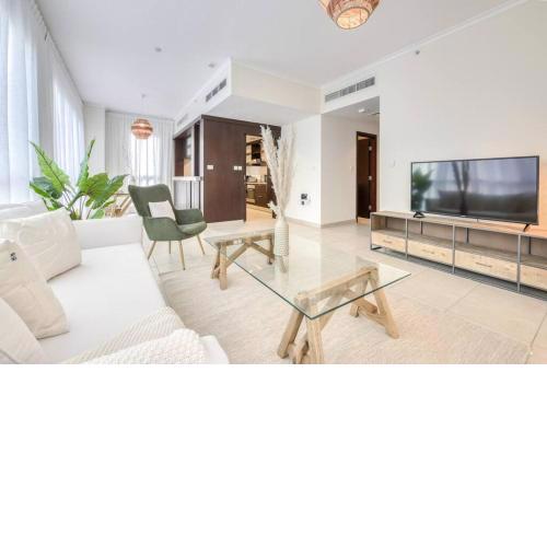 Downtown Dubai 1 bed with indoor and outdoor Pool