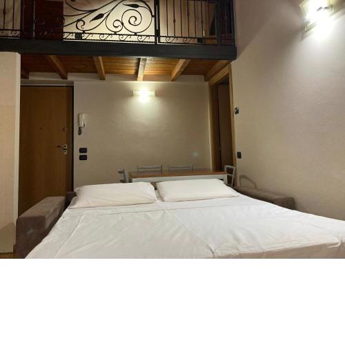 Downtown Room