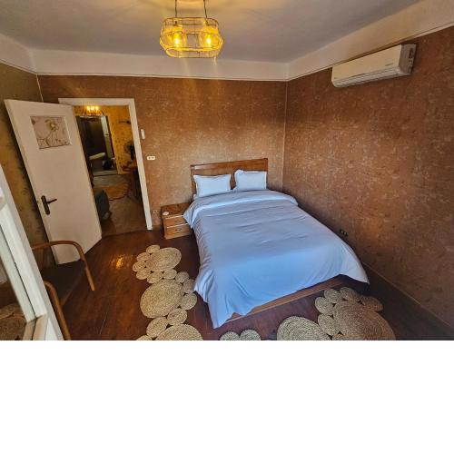 Downtown simple apartment - families only