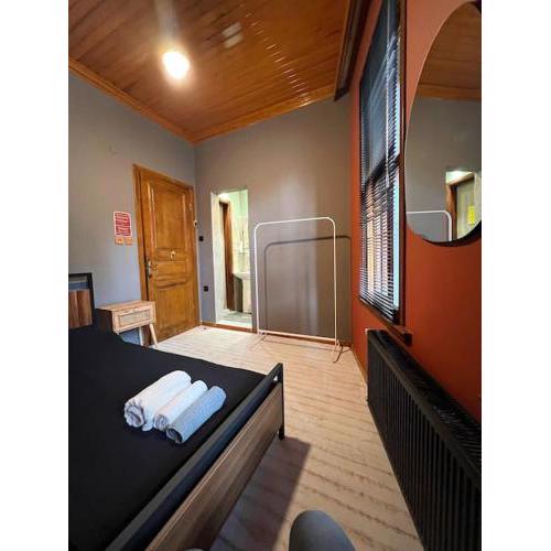 Dream House One, Ebeveyn Bathroom + Breakfast