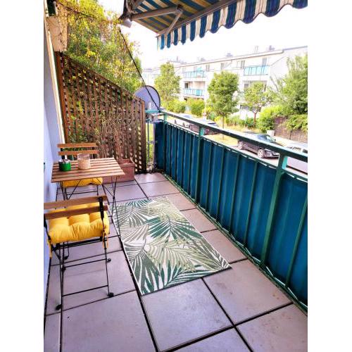 Drovers Road Balcony Home in Quiet Area Garage Parking