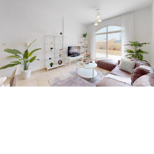 DV48 - Luminous 2BR in Diamond Views 1 Building