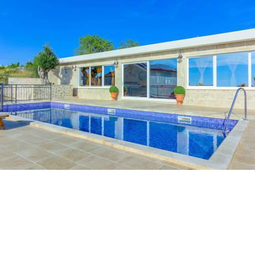 Dvornica Villa Sleeps 12 with Pool Air Con and WiFi
