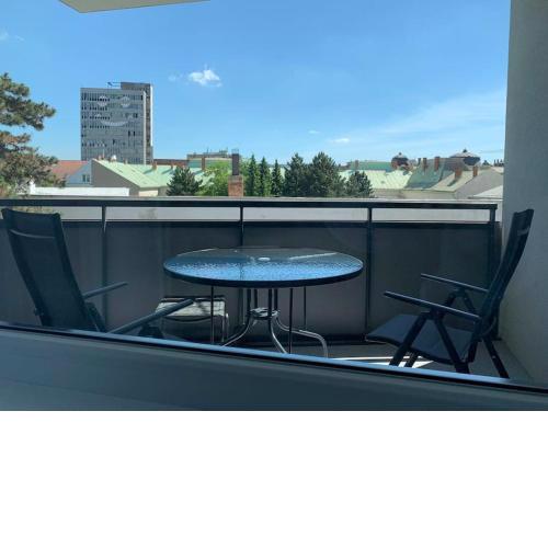 E2 Central Luxury Apt with Garage, Foodstore, Aircon, PC Screen, Netflix, Alexa Unlimited Music, Crib