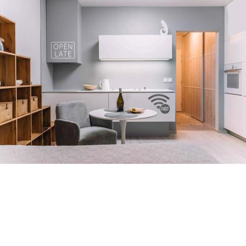 E3 Luxury OldTown Apt w Free Garage, Supermarket, FastWifi, Unlimited Music, Prime Video, Aircon