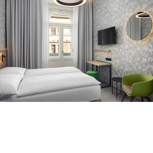 EA Hotel Moment