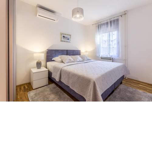 Easy walk to center and private parking
