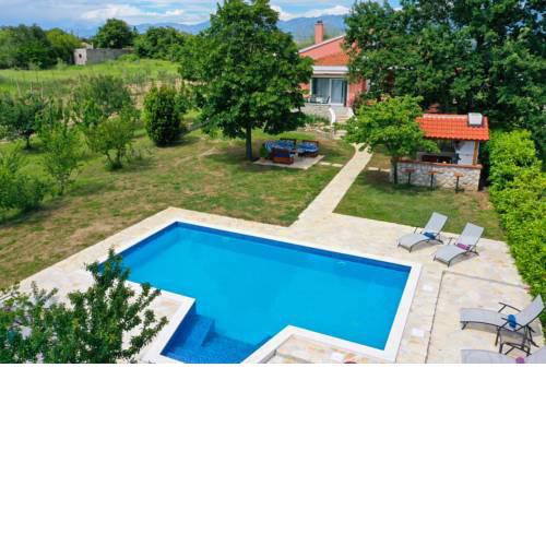 EasyLiving Holiday House
