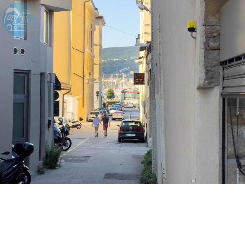 Economo B1 Tirabora Short Rent