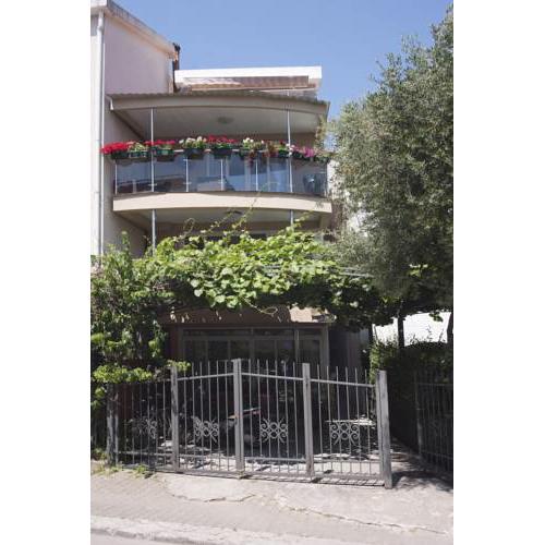 Egon Apartments