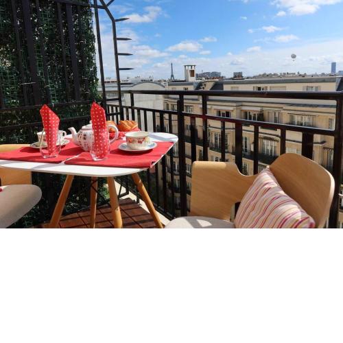 Eiffel Tower View Rooftop Studio