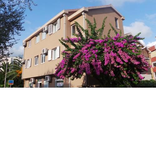 El Mar Apartments
