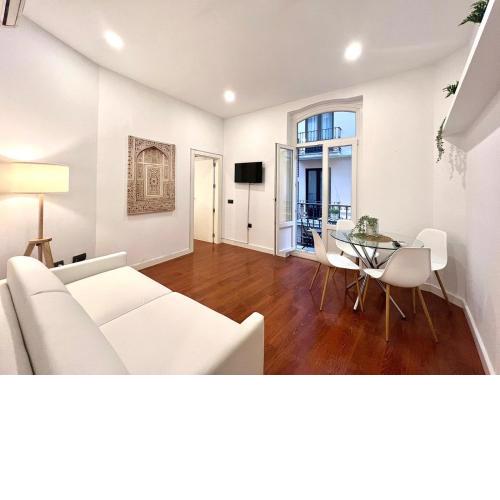 ELE Apartments Compañía