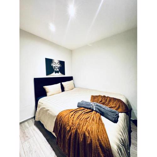 Elegant 5-BR Home Ideal for Groups & Families