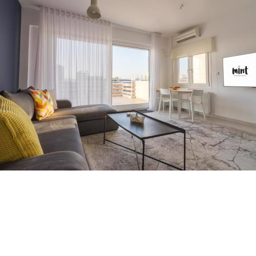 Elegant 5th Floor Apartment