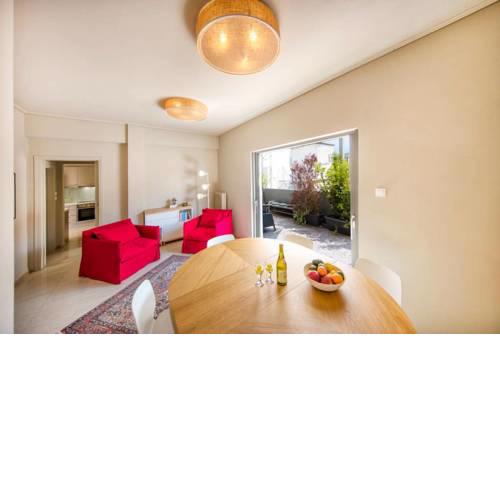 Elegant and airy apt one stop from city center