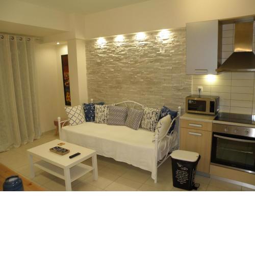 Elegant central lower lever 2 bedroom comfort flat