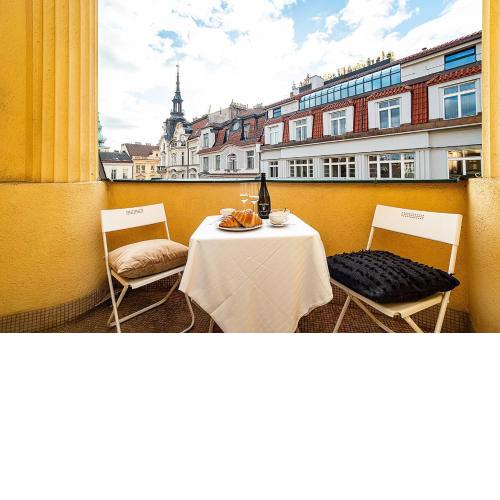 Elegant Old Town Apt with Balcony
