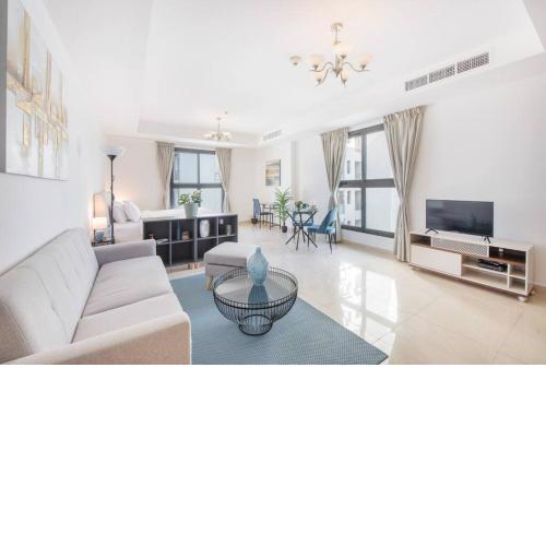 Elegant Studio with Canal View and Close to Metro
