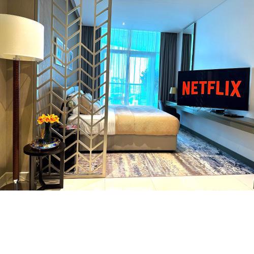 Elegant studio with terrace in Downtown Dubai.