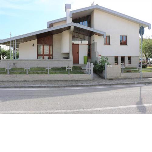 Elegant Villa with Garden, Attic room and a Stunning Staircase