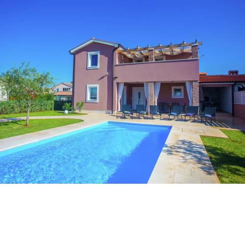Elegant Villa with Swimming Pool in Kastelir