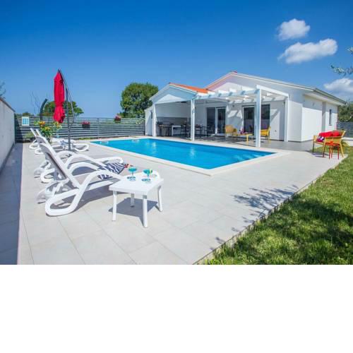 Elegant Villa with Swimming Pool in Pula near Sea
