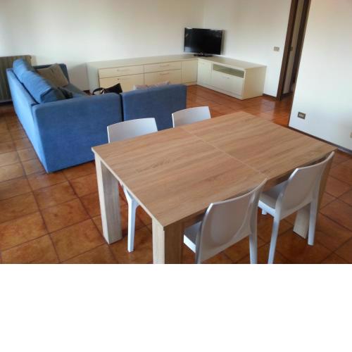 Elegante Appartamento con Ampio Terrazzo