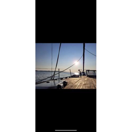 Elegante barca a vela