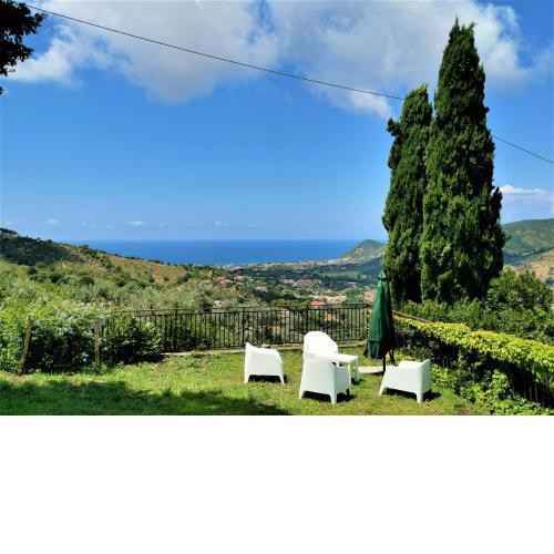 Elegante villa panoramica con giardino a 10 minuti dal mare
