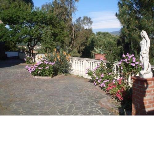 Elegante Wohnung mit einzigartigem Außenbereich mit Springbrunnen, Sitzbänken und Panoramablick