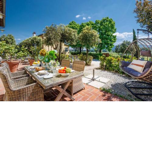 Elisa Farmhouse Apartment in Wine Resort in Lucca