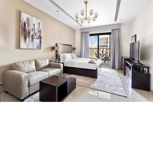 Elite Downtown Residence: infinity pool with Burj Khalifa view