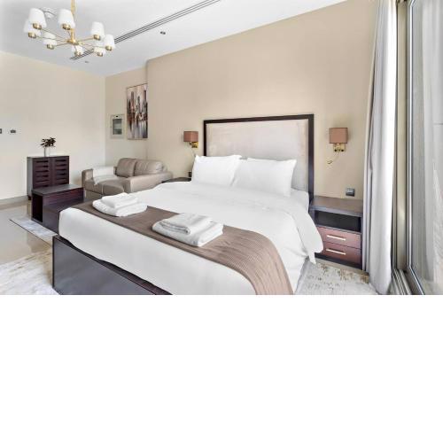 Elite Downtown Studio: infinite pool with a Burj Khalifa view