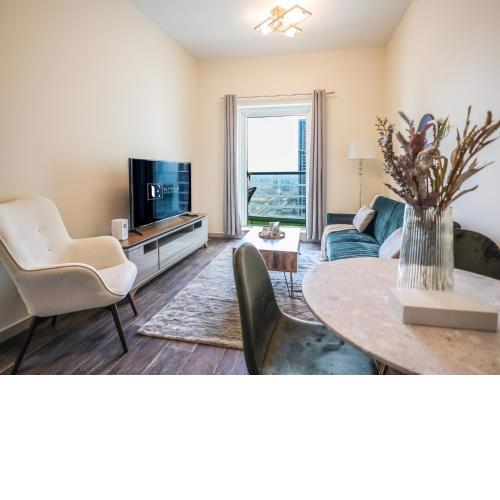 Elite LUX Holiday Homes - Modern Stylish 1BDR Lake & City Views in JLT Dubai