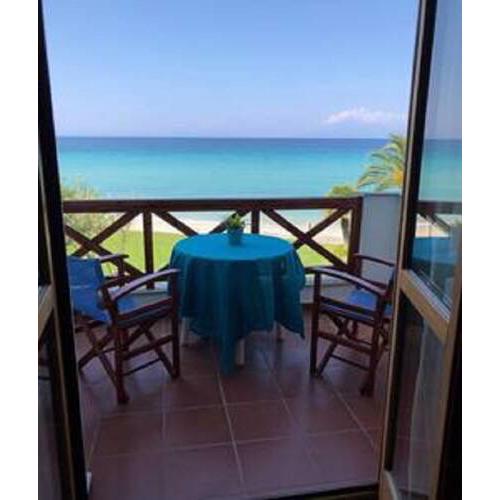 Ellie-Beachfront Summer Apartment