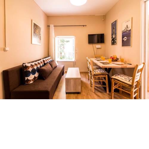 Ellis Old Town Apartment