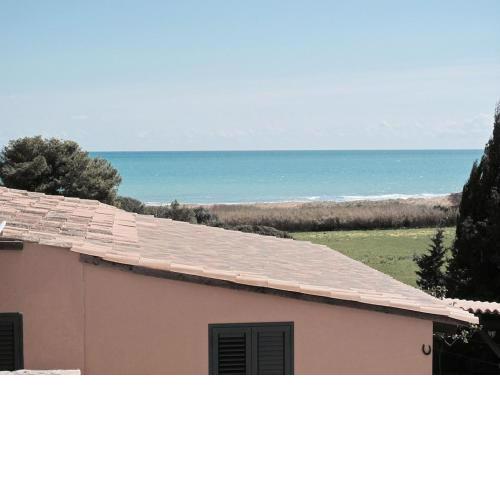 ELORINA: HOUSE ON THE SEA IN VENDICARI-NOTO. Sandy beach, crystal clear water