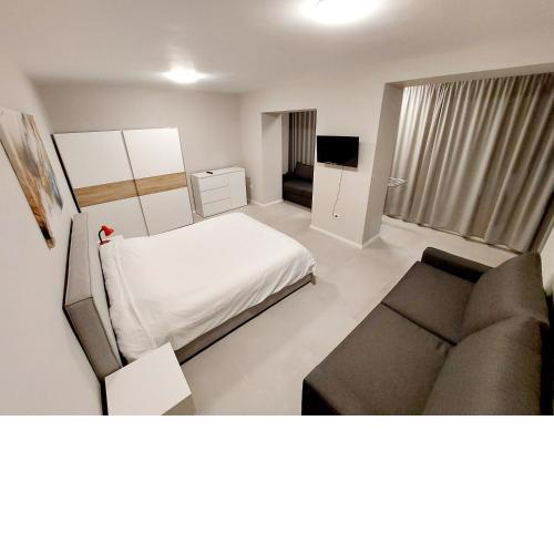 Elvis Apartments