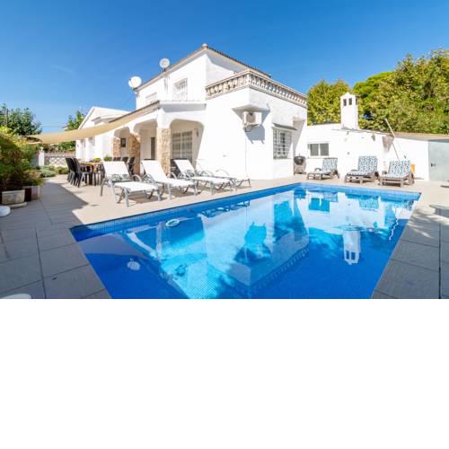 Empurialola Preciosa casa renovada con piscina en el centro y cerca playa