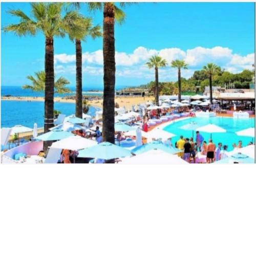 En la playa .Piscinas jardines Puerto Banús