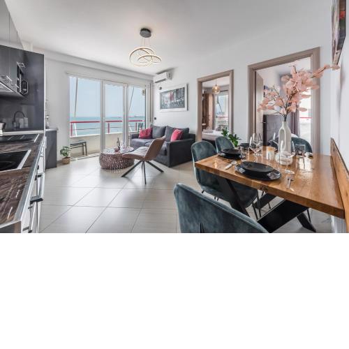 Enjoy Sunset Walks at this Romantic Beachside Apt